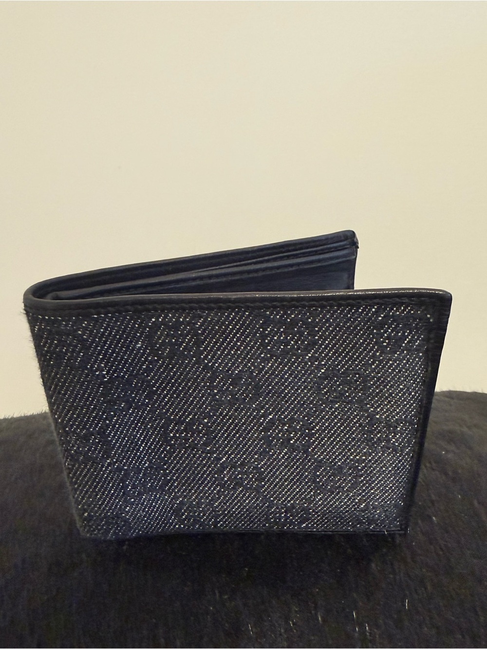 Authentic Gucci Men's Black Bi-Fold Wallet - Classic Canvas - Picture 3 of 8